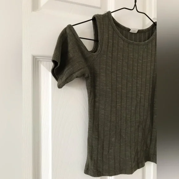 Cold Shoulder Top - Picture 3 of 4